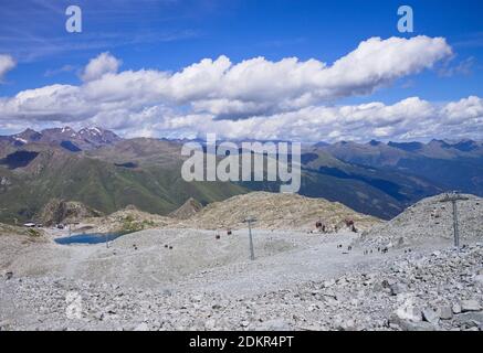 Una funivia vicino ad un lago delle Alpi Italiane (Trentino, Italia, Europa) Foto Stock