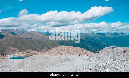 Una funivia vicino ad un lago delle Alpi Italiane (Trentino, Italia, Europa) Foto Stock