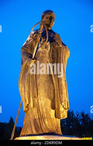 Grande statua di Xuanzhuang Xuanzang nel parco della città di Xian illuminato di notte Foto Stock