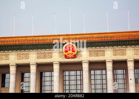 Cresta comunista in cima alla Grande Sala del People Piazza Tiananmen o Piazza Tian'anmen Foto Stock