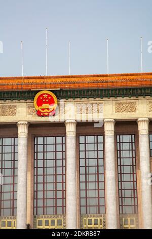 Cresta comunista in cima alla Grande Sala del People Piazza Tiananmen o Piazza Tian'anmen Foto Stock