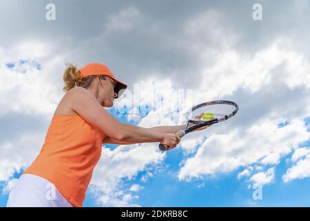 giocatore di tennis con cielo sullo sfondo Foto Stock