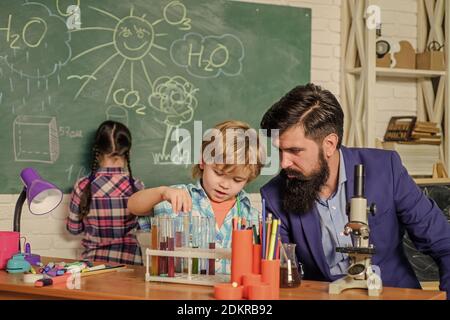 Cura e sviluppo dei bambini. Pensiero critico e risoluzione dei problemi. Programma post-scuola del club scientifico. Esperienza e conoscenza. Conoscenza pratica. Risultati misurabili. Conoscenza di base. Studiare duramente. Foto Stock