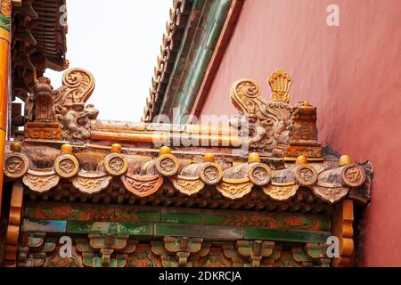 Intricate incisioni sul tetto all'interno della Citta' Proibita Imperiale di Pechino Foto Stock