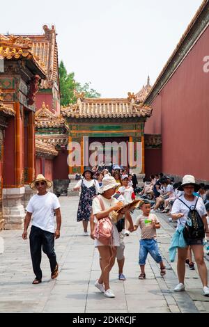 I turisti camminano all'interno della Citta' Proibita Imperiale di Pechino Foto Stock
