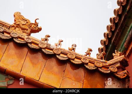 Intricate incisioni sul tetto all'interno della Citta' Proibita Imperiale di Pechino Foto Stock
