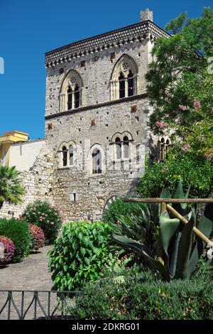 Architettura medievale di Palazzo Duchi di Santo Stefano a Taormina Città vecchia di un viaggio Sicilia punto di riferimento del turismo Foto Stock