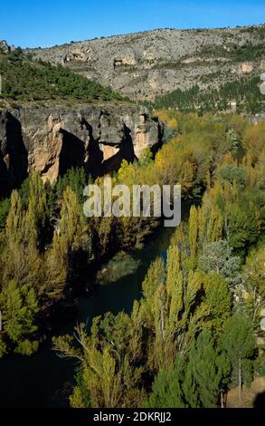 Spagna, Castiglia-la Mancha, provincia di Cuenca. Júcar gola del fiume in autunno. Vista panoramica. Foto Stock