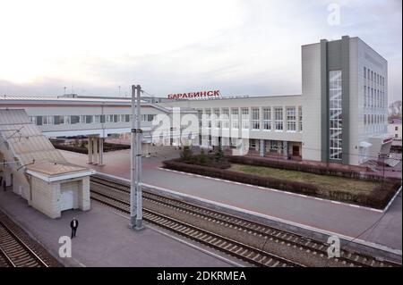 Vista dall'alto dell'edificio della stazione ferroviaria nella città siberiana di Barabinsk, costruito nel 1984, ricostruito nel 2011. Ferrovia trans-Siberiana. Foto Stock