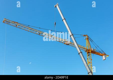 Montaggio di una gru da costruzione in giornata di sole Foto Stock