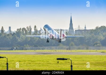 Loganair Embraer EMB-145 G-SAJJ con partenza dall'aeroporto BHD di Belfast City, Irlanda del Nord Foto Stock