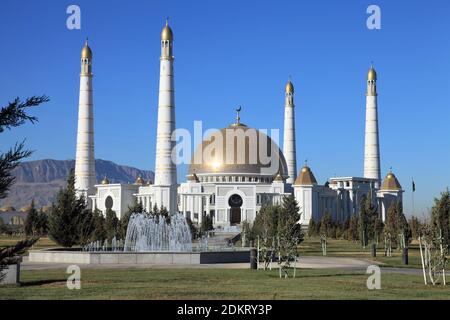 La Moschea Turkmenbashi Ruhi fu costruita tra il 2002 e il 2004. La moschea è stata costruita dal presidente Saparmurat Niyazov. Ashgabat, Turkmenistan. Foto Stock