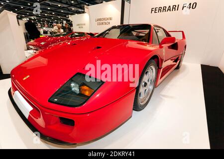 Vista frontale di tre quarti di una Ferrari F40 rossa, in mostra nella sezione 'evoluzione della Supercar', al 2016, London Classic Car Show Foto Stock