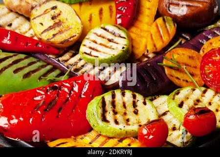 Verdure grigliate su piatto con spezie ed erbe Foto Stock