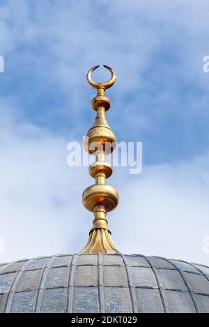 Nuova Moschea (Yeni Cami) alem, cima della cupola. Eminonu, Istanbul - Turkiye Foto Stock