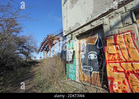 I resti dell'impianto di risalita di Knyazhevski e della torre di telecomunicazione Kopitoto nella montagna Vitosha sopra Sofia, Bulgaria, il 22 novembre 2020. E 'stato costruito io Foto Stock