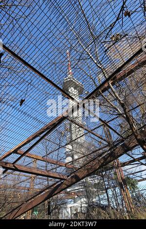 I resti dell'impianto di risalita di Knyazhevski e della torre di telecomunicazione Kopitoto nella montagna Vitosha sopra Sofia, Bulgaria, il 22 novembre 2020. E 'stato costruito io Foto Stock