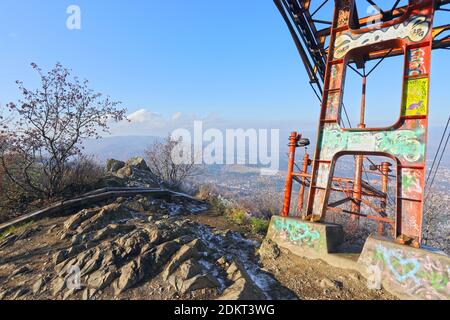 I resti dell'impianto di risalita di Knyazhevski e della torre di telecomunicazione Kopitoto nella montagna Vitosha sopra Sofia, Bulgaria, il 22 novembre 2020. E 'stato costruito io Foto Stock