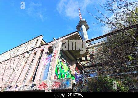 I resti dell'impianto di risalita di Knyazhevski e della torre di telecomunicazione Kopitoto nella montagna Vitosha sopra Sofia, Bulgaria, il 22 novembre 2020. E 'stato costruito io Foto Stock