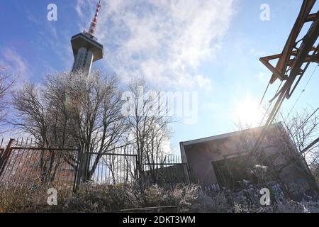 I resti dell'impianto di risalita di Knyazhevski e della torre di telecomunicazione Kopitoto nella montagna Vitosha sopra Sofia, Bulgaria, il 22 novembre 2020. E 'stato costruito io Foto Stock