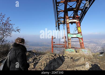 I resti dell'impianto di risalita di Knyazhevski e della torre di telecomunicazione Kopitoto nella montagna Vitosha sopra Sofia, Bulgaria, il 22 novembre 2020. E 'stato costruito io Foto Stock