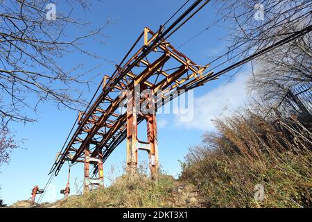 I resti dell'impianto di risalita di Knyazhevski e della torre di telecomunicazione Kopitoto nella montagna Vitosha sopra Sofia, Bulgaria, il 22 novembre 2020. E 'stato costruito io Foto Stock