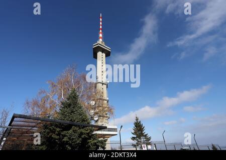 I resti dell'impianto di risalita di Knyazhevski e della torre di telecomunicazione Kopitoto nella montagna Vitosha sopra Sofia, Bulgaria, il 22 novembre 2020. E 'stato costruito io Foto Stock