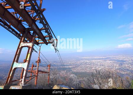 I resti dell'impianto di risalita di Knyazhevski e della torre di telecomunicazione Kopitoto nella montagna Vitosha sopra Sofia, Bulgaria, il 22 novembre 2020. E 'stato costruito io Foto Stock