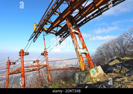 I resti dell'impianto di risalita di Knyazhevski e della torre di telecomunicazione Kopitoto nella montagna Vitosha sopra Sofia, Bulgaria, il 22 novembre 2020. E 'stato costruito io Foto Stock