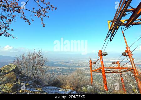I resti dell'impianto di risalita di Knyazhevski e della torre di telecomunicazione Kopitoto nella montagna Vitosha sopra Sofia, Bulgaria, il 22 novembre 2020. E 'stato costruito io Foto Stock