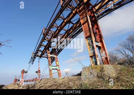 I resti dell'impianto di risalita di Knyazhevski e della torre di telecomunicazione Kopitoto nella montagna Vitosha sopra Sofia, Bulgaria, il 22 novembre 2020. E 'stato costruito io Foto Stock
