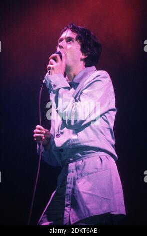 Jarvis Cocker cantante in Pulp che si esibisce al Festival di Glastonbury 1998, Worthy Farm Somerset, Inghilterra. Foto Stock