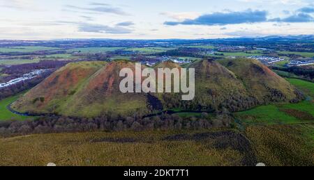 Vista panoramica aerea del Five Sisters Shale Bing, West Calder, West Lothian, Scozia. Foto Stock