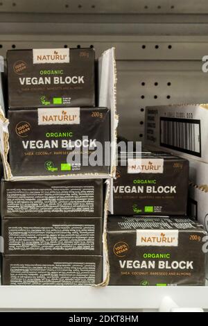 Naturli biologico vegan Block in vendita in un supermercato. Un'alternativa vegana al burro. Foto Stock