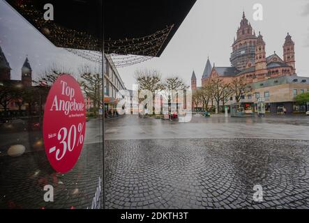 Magonza, Germania. 16 Dic 2020. Ludwigstraße nel centro della città è quasi deserta durante i consueti orari di apertura dei negozi. A causa della chiusura a livello nazionale, numerosi negozi rimangono chiusi. L'obbligo di frequentare le scuole viene revocato. Credit: Andreas Arnold/dpa/Alamy Live News Foto Stock