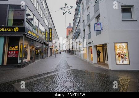 Magonza, Germania. 16 Dic 2020. Schusterstraße nel centro della città è quasi deserta durante i consueti orari di apertura dei negozi. Numerosi negozi rimangono chiusi a causa della chiusura a livello nazionale. L'obbligo di frequentare le scuole viene revocato. Credit: Andreas Arnold/dpa/Alamy Live News Foto Stock