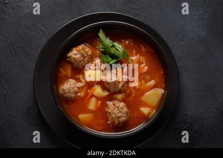 Patatesli Sulu Kofte - zuppa turca con polpette nere ciotola Foto Stock