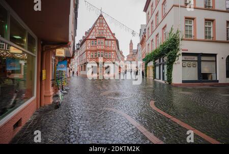 Magonza, Germania. 16 Dic 2020. Augustinerstraße nel centro della città è quasi deserta durante i consueti orari di apertura dei negozi. Numerosi negozi rimangono chiusi a causa della chiusura a livello nazionale. L'obbligo di frequentare le scuole viene revocato. Credit: Andreas Arnold/dpa/Alamy Live News Foto Stock