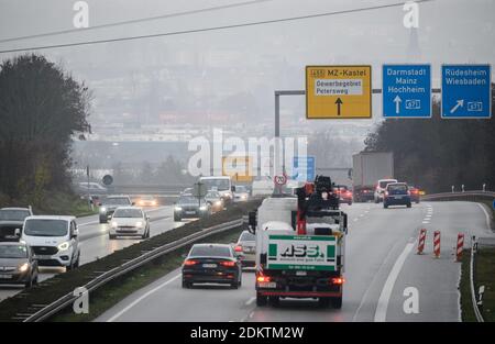 Magonza, Germania. 16 Dic 2020. Il traffico scorre nella capitale dello stato. Numerose aziende rimangono chiuse a causa della chiusura a livello nazionale. L'obbligo di frequentare le scuole viene revocato. Credit: Andreas Arnold/dpa/Alamy Live News Foto Stock