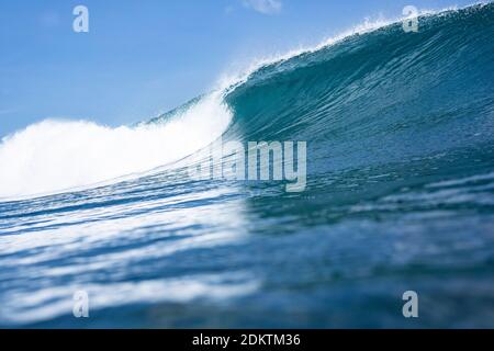 maestosi sfondi naturali con alte onde schiaccianti nell'oceano. Foto di alta qualità Foto Stock