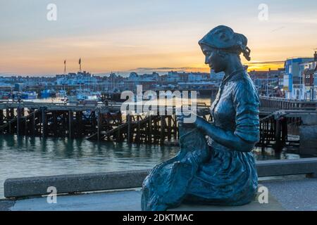 Vista della statua e del porto di Gansey Girl al tramonto, Bridlington, East Yorkshire, Inghilterra, Regno Unito, Europa Foto Stock