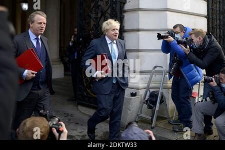 Il primo Ministro britannico Boris Johnson con Alister Jack (Segretario Scozista)entrando a Downing Street dal Ministero degli Esteri dopo una riunione del Governo, 15 t Foto Stock