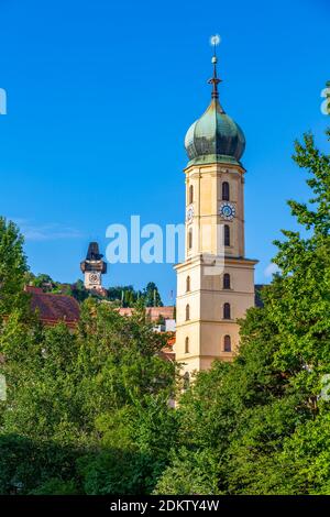 Vista della Chiesa Francescana, Torre dell'Orologio e Castello (Schlossberg) che domina la città, Graz, Stiria, Austria, Europa Foto Stock