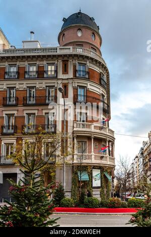 Madrid, Spagna - 6 dicembre 2020: Negozio di moda di lusso decorato per Natale in via Ortega y Gasset nel distretto di Salamanca. Questa area è chiamata Th Foto Stock