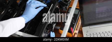 Test specialistici per l'azienda mineraria con criptovaluta utilizzando un computer portatile Foto Stock