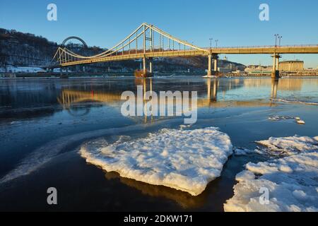 Park ponte attraverso il Dnieper. Kiyv, Ucraina Foto Stock