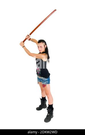 Giovani teen punk ragazza brandendo un bokken (un di legno spada giapponese utilizzato per la pratica) Foto Stock