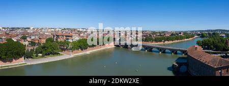 Tolosa (sud della Francia): Vista aerea del fiume Garonna e la banchina 'quai de la Daurade' nel quartiere di Capitole, nel centro storico. Acceso Foto Stock