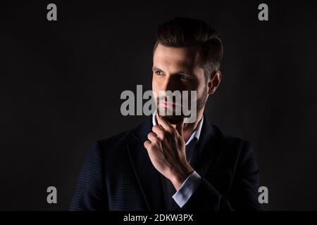 Ritratto in primo piano del suo bel contenuto attraente elegante di classe uomo di mente direttore agente broker finanziere commovente mento che prende la decisione isolato sopra Foto Stock