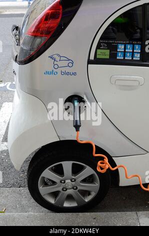 Ricarica di un'auto elettrica o di un veicolo elettrico su Roadside Electric o. Pompa elettrica Foto Stock